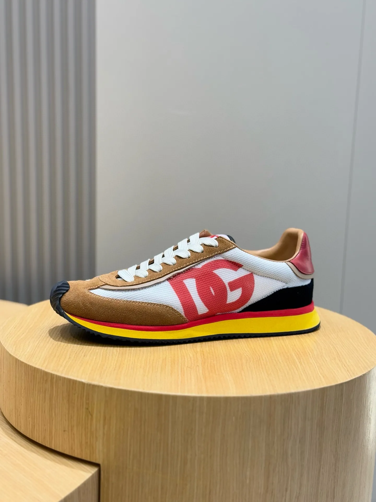 Factory price: 438💰DG Cushion high-end men's sports and casual shoes made of spliced materials. The new Cushion sports shoes are made of two-color suede upper｜Contrasting mesh printing on the side and DG cross logo are the finishing touch｜The lightweight and grippy rubber outsole adopts an innovative design to provide excellent performance｜The jacquard label adds timeless style｜Original imported cowhide, multiple material splicing design, imported cowhide lining Cowhide feet, original TPR elastic outsole Size: 39-44 (customized at 38.45)
